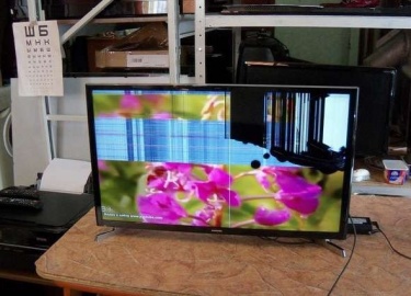 В статье рассмотрено, необходимо ли менять матрицу в телевизоре после её поломки, или вместо замены панели стоит приобрести новый ТВ.
