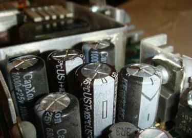 Индикатор светит красным цветом Ситуация, когда телевизор невозможно включить с пульта или кнопок на самом устройстве, а лампочка светиться красным
